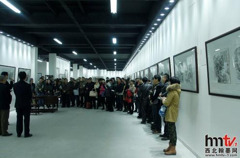 画家于力,落地衔草与陈仓,壮年拜于长安画派名门大家赵振川为师,不断以长安画派的“探索”精神,摹写黄土沟壑万千粗犷,抒发农耕家园珠光宝气,且将大西北制种种风情挥洒于腕下,令千百尺素墨留于宣纸之上,他常转身陕南陕北关中,惨淡经营写生一事,磨砺笔墨化开困惑,与水墨开生面,与画图立新意。