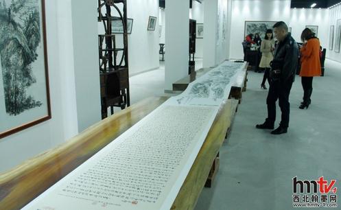 画家于力,落地衔草与陈仓,壮年拜于长安画派名门大家赵振川为师,不断以长安画派的“探索”精神,摹写黄土沟壑万千粗犷,抒发农耕家园珠光宝气,且将大西北制种种风情挥洒于腕下,令千百尺素墨留于宣纸之上,他常转身陕南陕北关中,惨淡经营写生一事,磨砺笔墨化开困惑,与水墨开生面,与画图立新意。