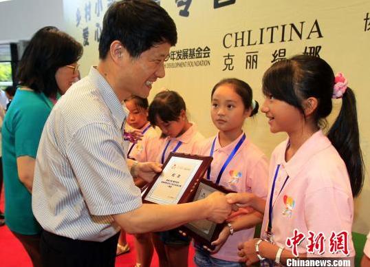 海峡两岸乡村小学生绘画大赛优秀作品展上海开幕