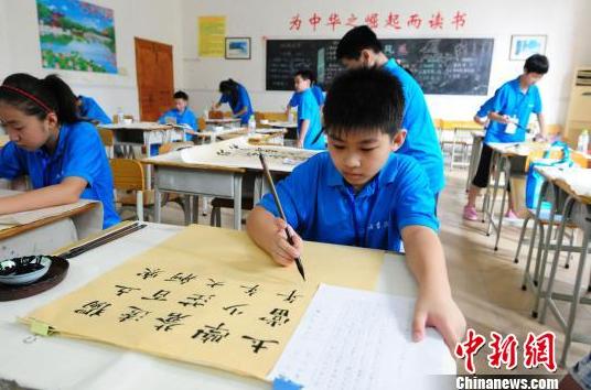 第五届全国青少年书画大赛海南海口举行 359名学子参加