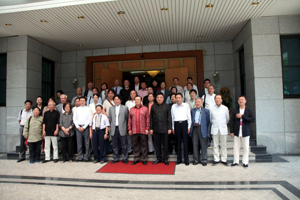 于志学参加印尼·2013中国当代书画艺术展-中国代表团在中国大使馆