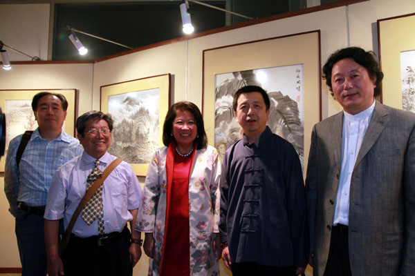 印度尼西亚旅游与创意经济部部长冯慧兰等在于志学作品前合影