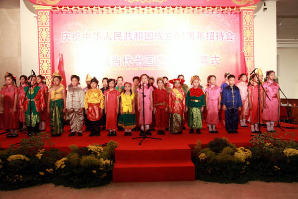 开幕式上雅加达民望小学校的小朋友在高唱中印尼两国国歌