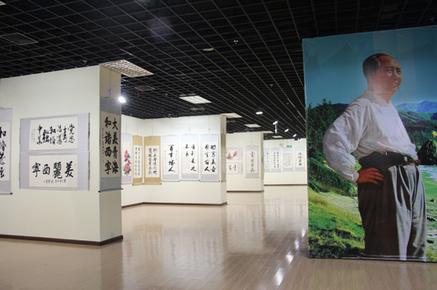 青海省副省长高云龙出席书画展开幕式并宣布开幕