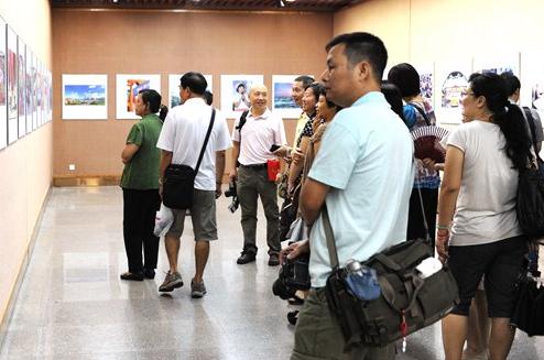 广东广州市举办职工书画摄影集藏作品展