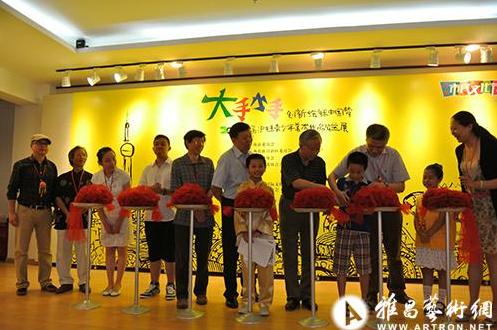 首届沪桂青少年美术作品公益联展上海开幕