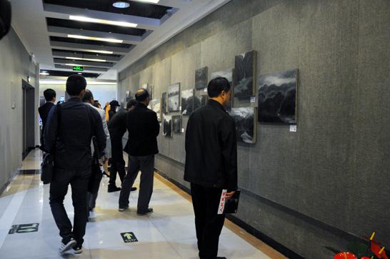 “黑·白——于建嵘油画作品展”在人民美术馆隆重开幕