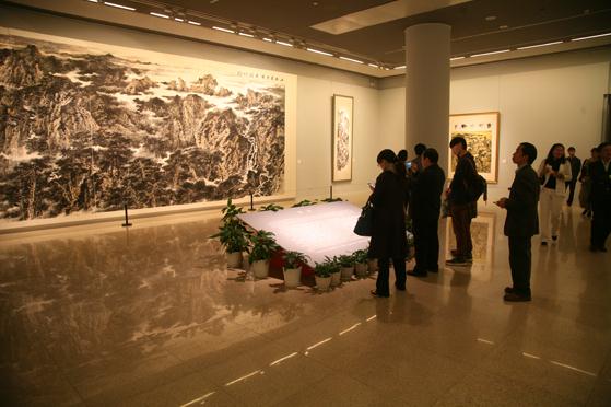 买鸿钧近百幅山水画力作亮相中国美术馆