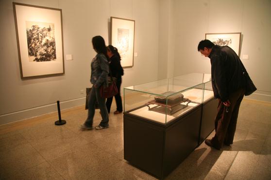 买鸿钧近百幅山水画力作亮相中国美术馆