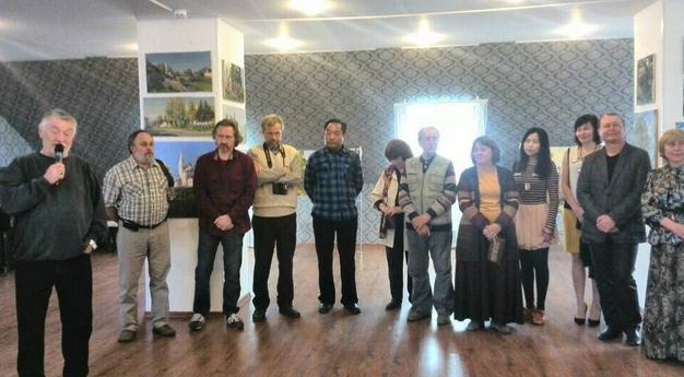 ��־�����ֲ�����������˹�ͻ���д����Ʒչ�ڶ���˹����