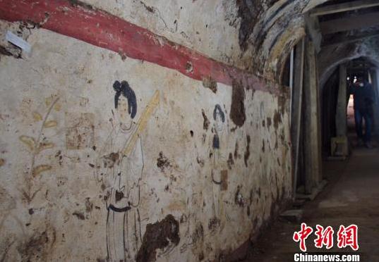 西安发掘唐代古墓 现唐代最早独屏山水壁画