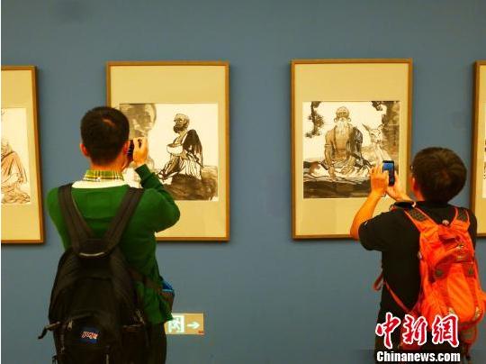 刘振夏意笔写实人物画展亮相上海龙美术馆