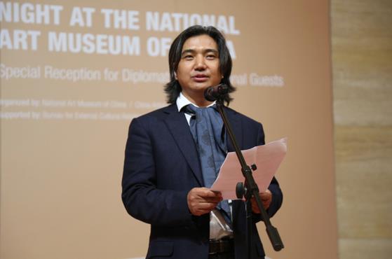 各国驻华使节在京参观十二届全国美展获奖作品展