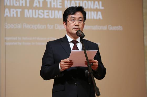 各国驻华使节在京参观十二届全国美展获奖作品展