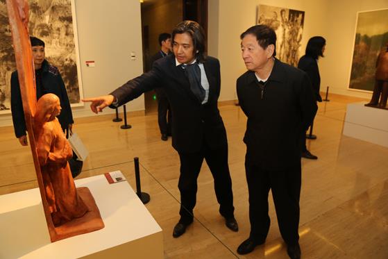 各国驻华使节在京参观十二届全国美展获奖作品展