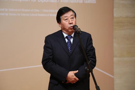 各国驻华使节在京参观十二届全国美展获奖作品展