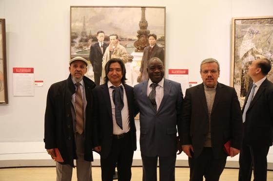 各国驻华使节在京参观十二届全国美展获奖作品展