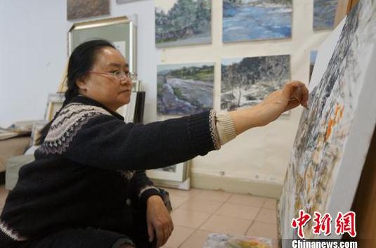 壮族女画家张玉“中西合璧”草原画马13年