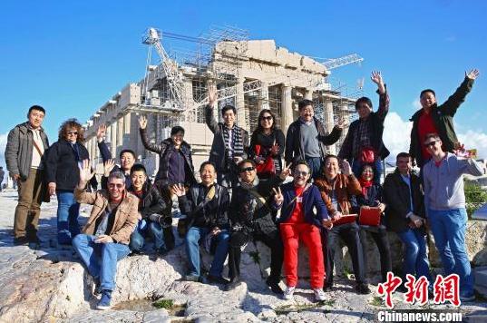 中国美术家希腊展画技倾倒当地民众