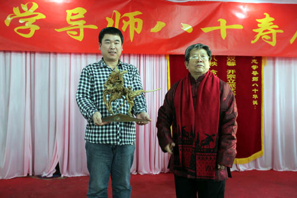 阿尔山冯国刚向于老师献寿礼