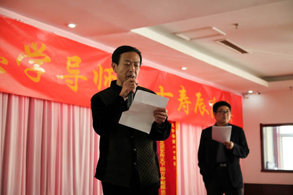 高俊峰代表黑龙江省作协散文协会门瑞瑜会长宣读贺词