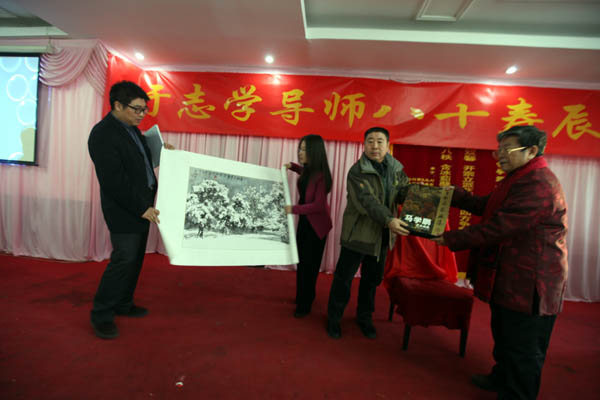 汤宽义老师代表辽宁冰雪画会画会会长向于老师献寿礼