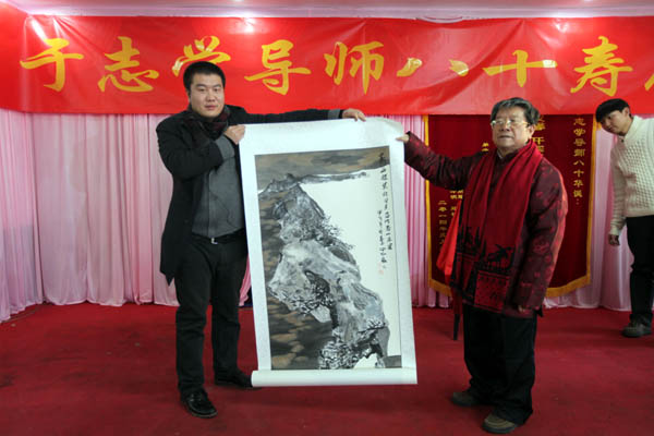于老师黄埔二期弟子加红宏向老师献寿礼