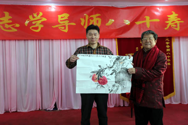 于老师黄埔二期弟子李成林向老师献寿礼