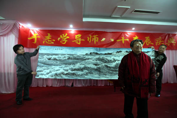 于老师黄埔六期弟子刘坤向老师献寿礼