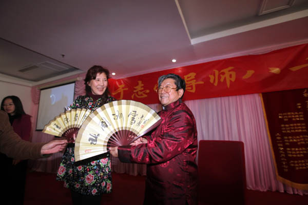 于老师向弟子赠送礼品