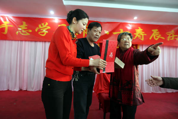 于老师最早学习冰雪画的弟子关雷夫妇向于老师献寿礼