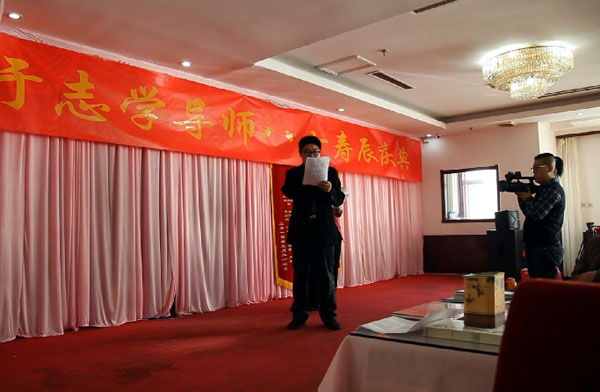 赵春秋宣读长春冰雪画会会长王维华贺词