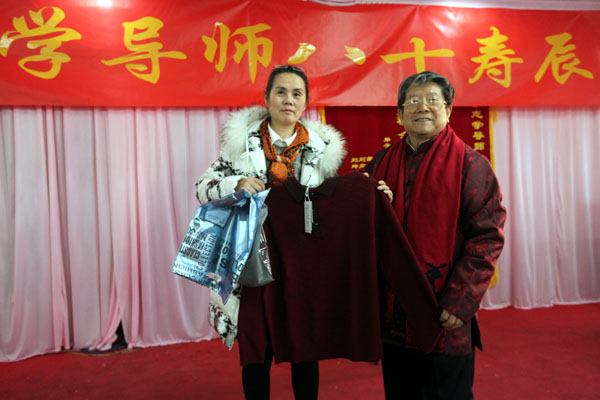 中国青年报梁琴向于老师献贺礼