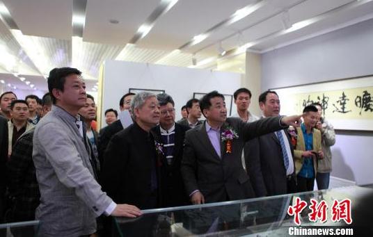 ����˫��׽���Է�����黭��Ʒ����չ�ھ���Ļ