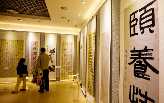 �������黭��Ʒչ�����н���ȥ�Ļ��������Ŀ�Ļ