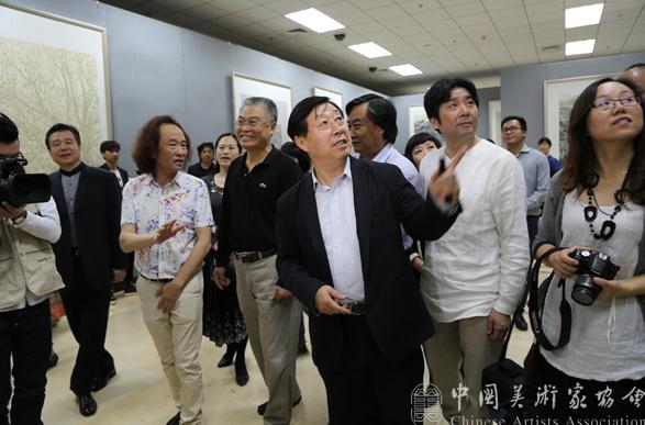 第八届中国西部大地情绘画作品展亮相中国军事博物馆