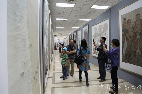 第八届中国西部大地情绘画作品展亮相中国军事博物馆