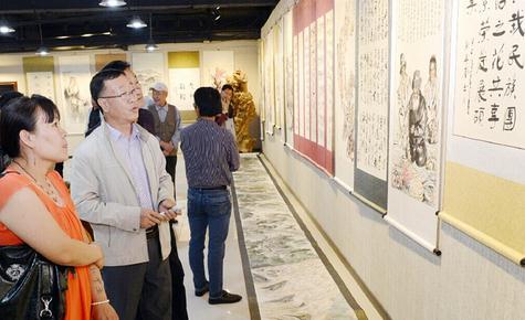 新疆巴州举办首届民族团结摄影书画作品展
