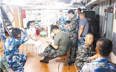 全军美术骨干16人赴海军部队 登舰写生挥毫泼墨