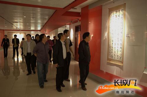 �ӱ��������׽������黭չ��Ļ