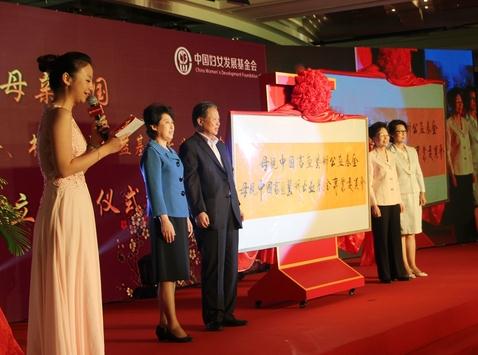 �й���Ů��չ���������黭רҵ����