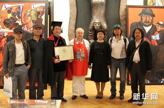 杨晓阳院长颁礼仪式上与随行画家合影