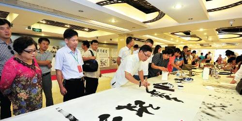 �������׽�ƽ̶��Ͽ������ͬ��԰�黭չ��Ļ