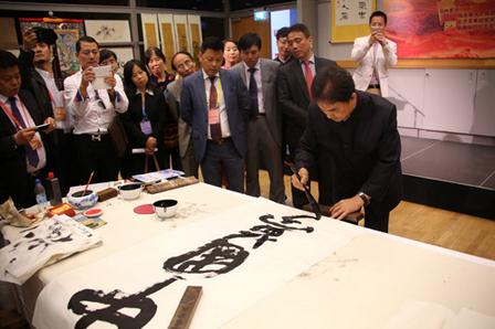 �й��黭չ˹�¸��Ħ��չ