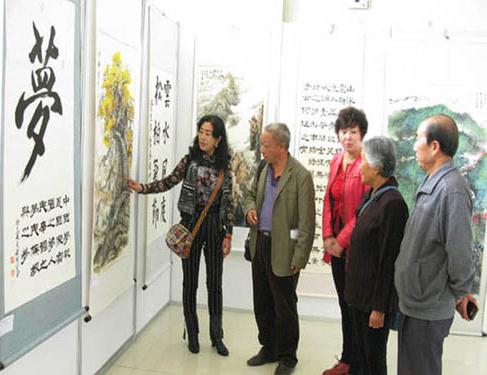 新疆昌吉举办书画剪纸作品展