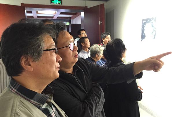 陆越子花鸟画精品展在扬州举办 省美协副秘书长佘玉奇致辞