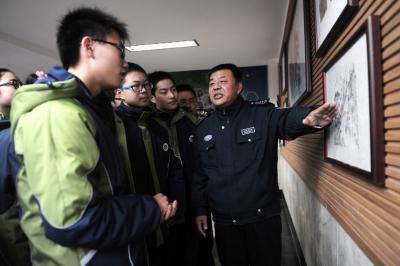 励志保安向同学们介绍他的作品