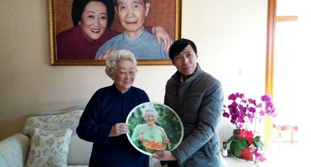 于江为徐邦达夫人滕芳女士创作光影平面油画肖像