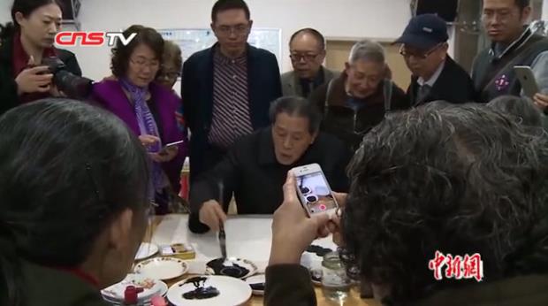 “雷锋教授”免费教画五十载 培养上万学生