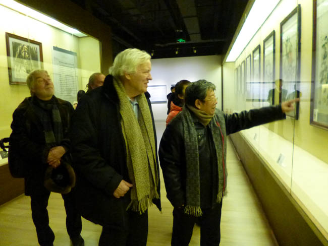 于志学向俄罗斯艺术家介绍于志学美术馆